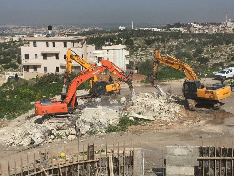 صور: الشرطة تهدم بيت مدير جمعية الأقصى الأستاذ غازي عيسى في كفر قاسم